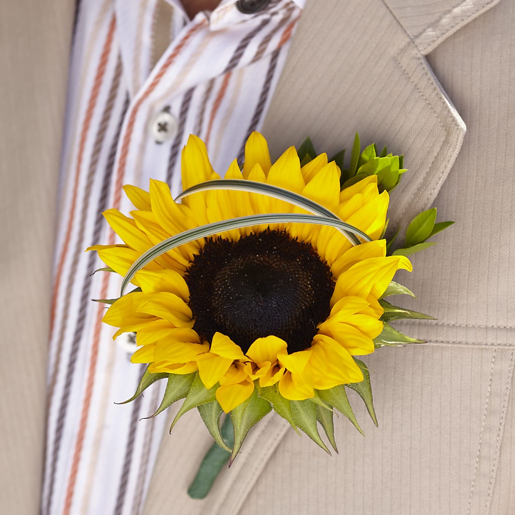 Free Spirit Boutonniere – Murphy Florist, Cincinnati OH